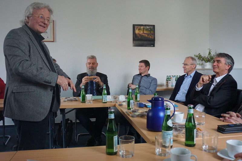 Herr Dr. Koppe im Gespräch mit Herrn Dr. Eichner und weiteren Partnerfirmen der MOL Katalysatortechnik GmbH sowie Vertretern der Umweltallianz.